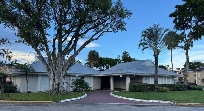 4453 Treehouse Ln in Tamarac, FL - Building Photo - Building Photo