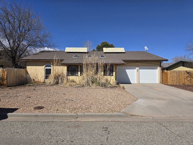 506 Ridgecrest Ave in White Rock, NM - Building Photo - Building Photo