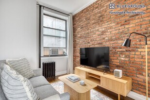 326 E 35th St in New York, NY - Building Photo