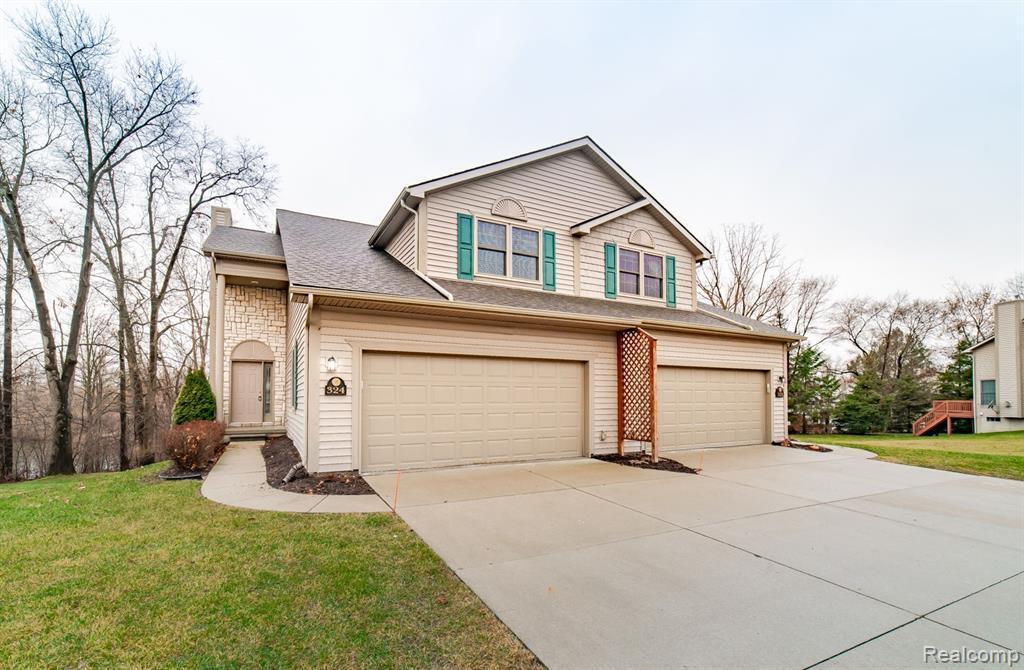 324 Stratford Ln in Lake Orion, MI - Building Photo