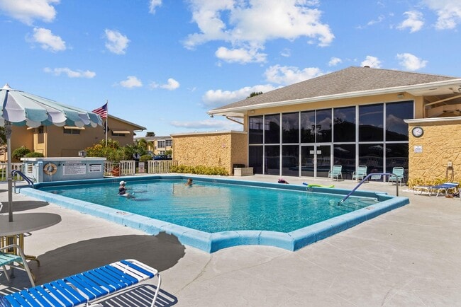 2111 NE 1st Ct, Unit 203 in Boynton Beach, FL - Building Photo - Building Photo