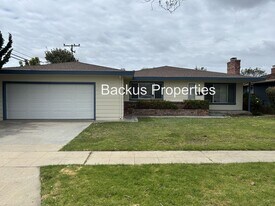 996 Junipero Way in Salinas, CA - Building Photo