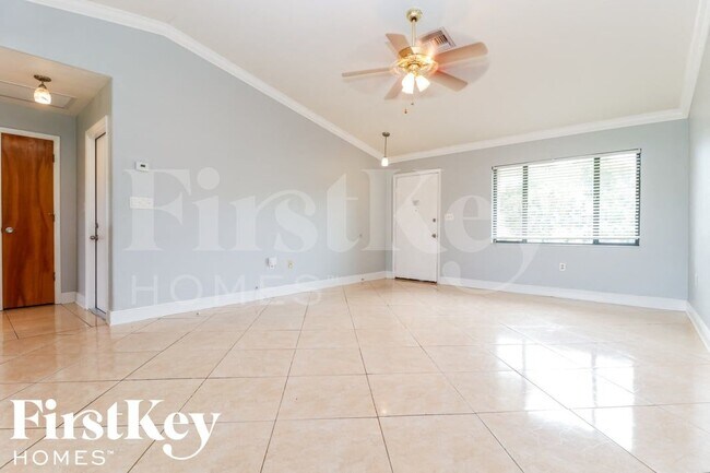 8401 Buena Vista Rd in Ft. Myers, FL - Foto de edificio - Building Photo