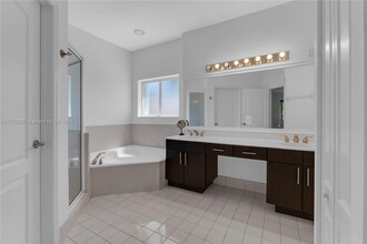 11012 NW 59th St in Doral, FL - Building Photo - Building Photo