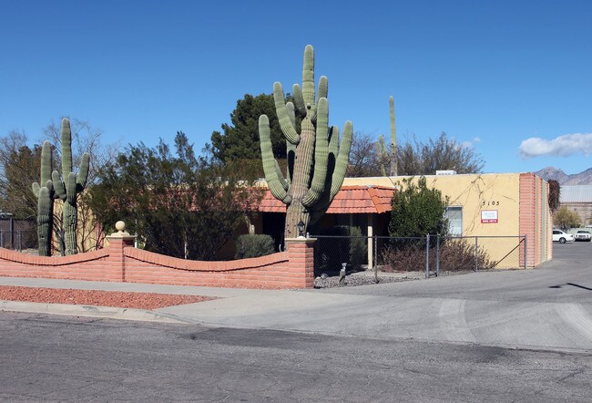 5105-5125 E 2nd St in Tucson, AZ - Foto de edificio - Building Photo