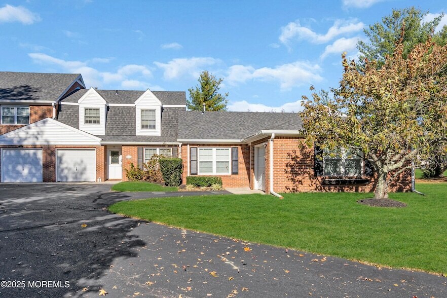 68 Maple Dr in Spring Lake, NJ - Building Photo