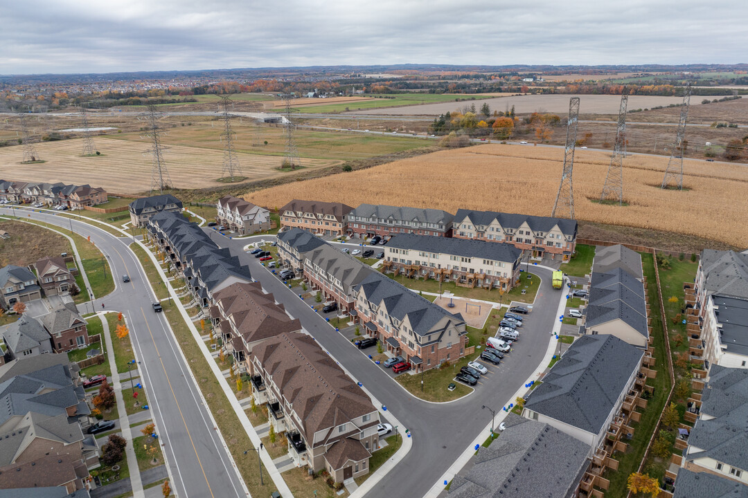 Magdalen Path in Oshawa, ON - Building Photo