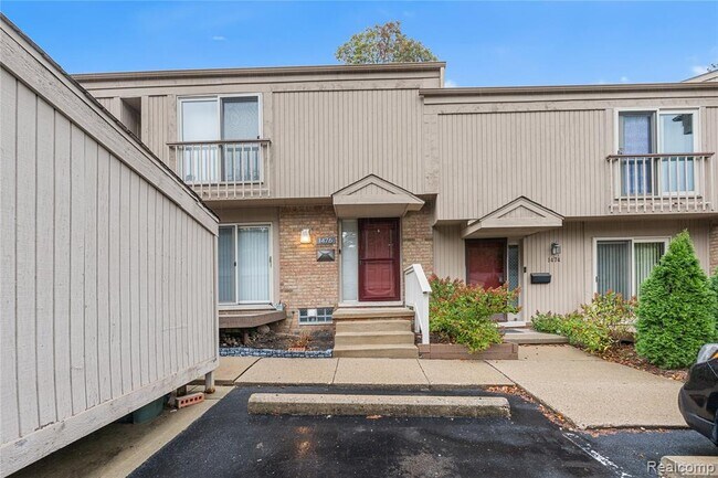 1476 Oakbrook E Dr in Rochester Hills, MI - Building Photo - Building Photo