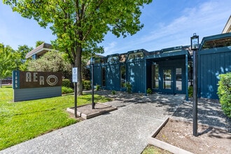 Aero Apartments in Davis, CA - Foto de edificio - Building Photo