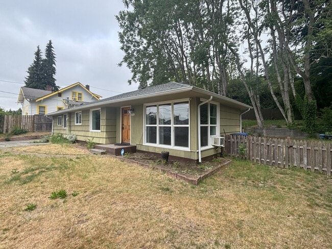 3604 Madrona St in Bremerton, WA - Building Photo - Building Photo