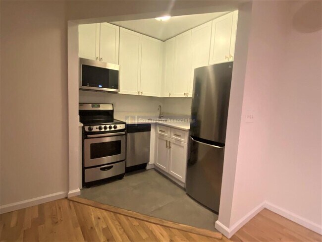 525 W 49th St-Unit -3D in New York, NY - Building Photo - Building Photo