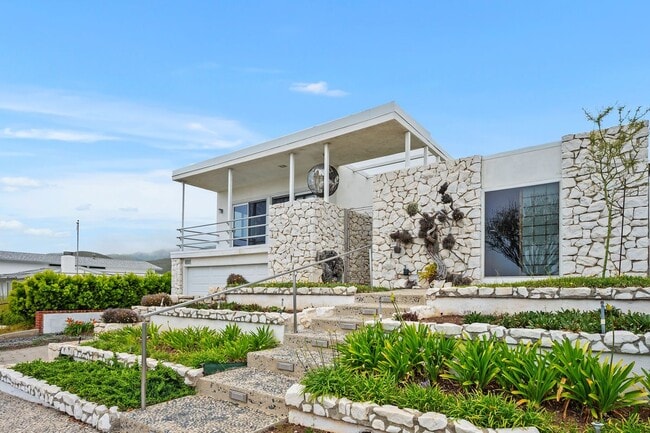 18145 Kingsport Dr in Malibu, CA - Foto de edificio - Building Photo