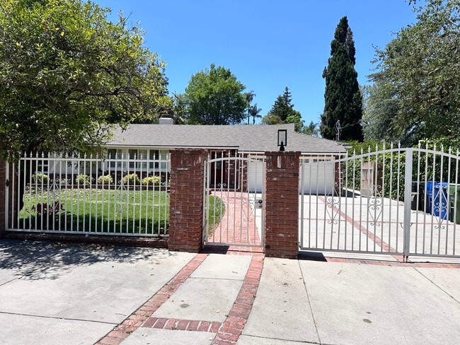 5369 Topeka Dr in Tarzana, CA - Building Photo - Building Photo