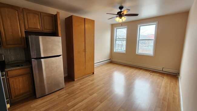 6116 55th St, Unit 2L in Maspeth, NY - Foto de edificio - Building Photo