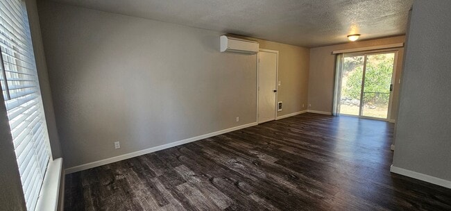 1090 NE Hefley St in Grants Pass, OR - Building Photo - Building Photo