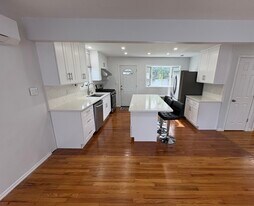 37 Bainbridge Ave, Unit 1 in Melville, NY - Building Photo