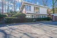 211 E Shore Rd in Great Neck, NY - Building Photo - Building Photo