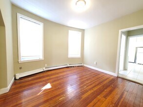 237 Bayview Ave, Unit 2 in Jersey City, NJ - Building Photo - Building Photo
