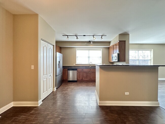 2 Itasca Place, Unit 912 in Itasca, IL - Foto de edificio - Building Photo