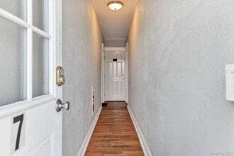 7 S Atlantic St in Bay Shore, NY - Building Photo - Building Photo