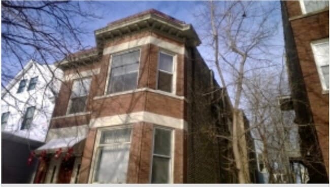 property at 1522 W Victoria St