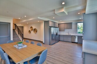 1155 W 36th Pl, Unit 2 in Los Angeles, CA - Building Photo - Building Photo