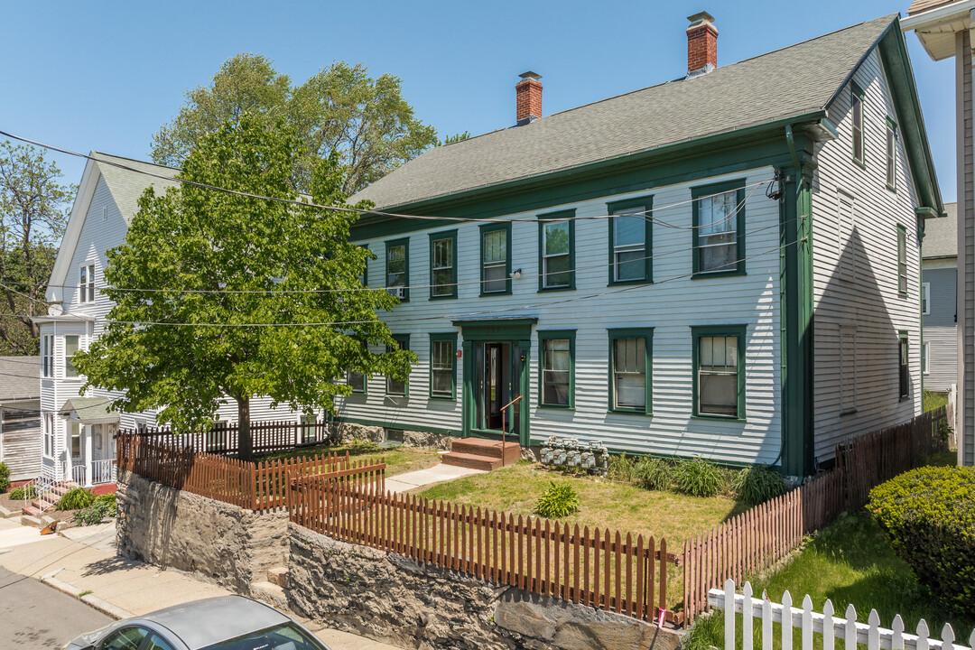 221 Cato St in Woonsocket, RI - Foto de edificio