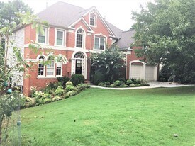 10920 Donamere Dr in Alpharetta, GA - Building Photo