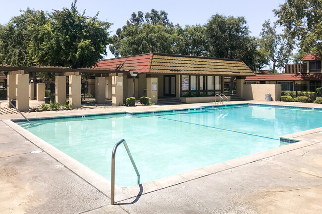 Parkdale HOA Condos in Anaheim, CA - Foto de edificio - Building Photo