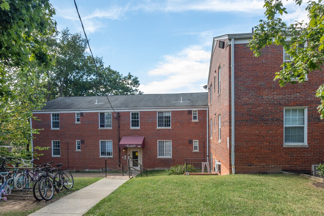 1300-1305 N Pierce St in Arlington, VA - Building Photo