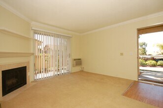 215 Woodland Pkwy in San Marcos, CA - Building Photo - Building Photo