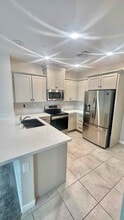 5301 E Commerce Way in Sacramento, CA - Foto de edificio - Building Photo
