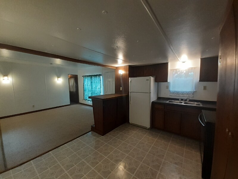 100 30th St W in Lakehills, TX - Foto de edificio