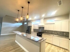 1124 W Mesa Verde Dr in Hobbs, NM - Building Photo - Building Photo