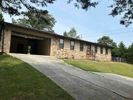 98 Nebraska Ave in Oak Ridge, TN - Building Photo