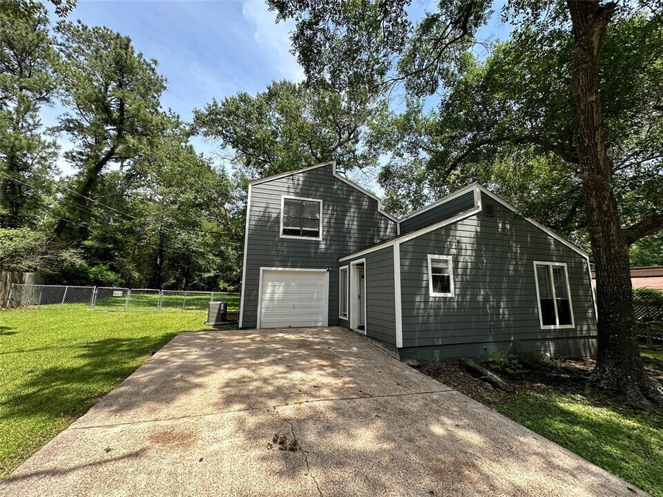 4745 Holly Ln E in Montgomery, TX - Building Photo