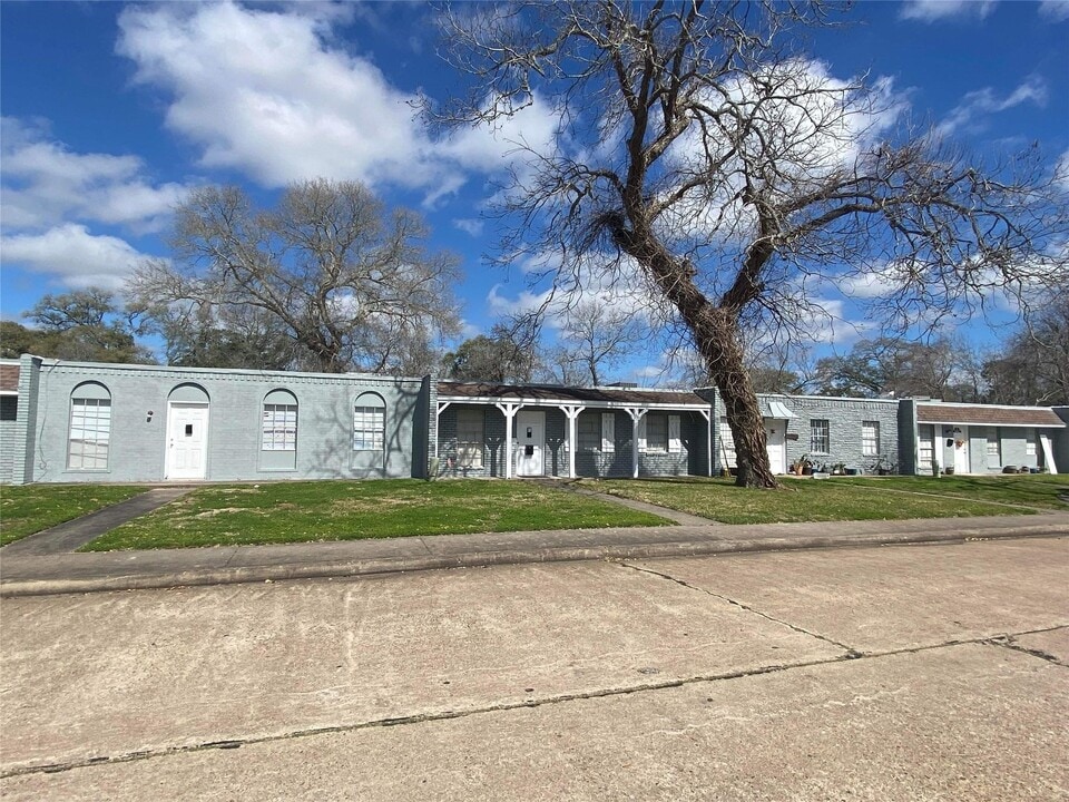 149 Emerald Dr in Clute, TX - Building Photo