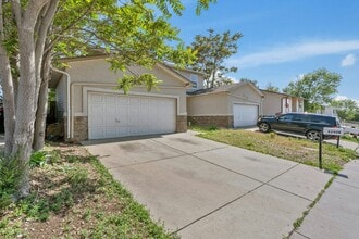 6240 E 64th Pl in Commerce City, CO - Foto de edificio - Building Photo
