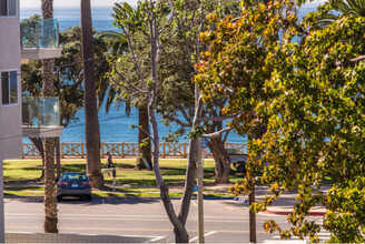 Sundial Apartments in Santa Monica, CA - Building Photo - Building Photo