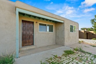 1025 Valerie Cir in Santa Fe, NM - Building Photo - Building Photo