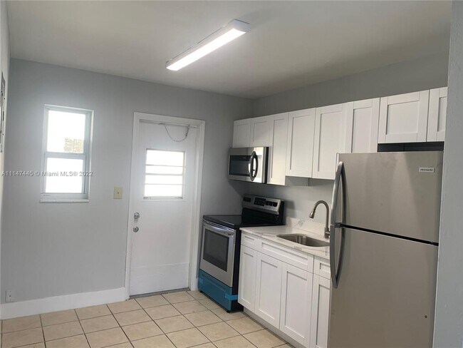 240 NW 5th Ave-Unit -A in Dania Beach, FL - Building Photo - Building Photo