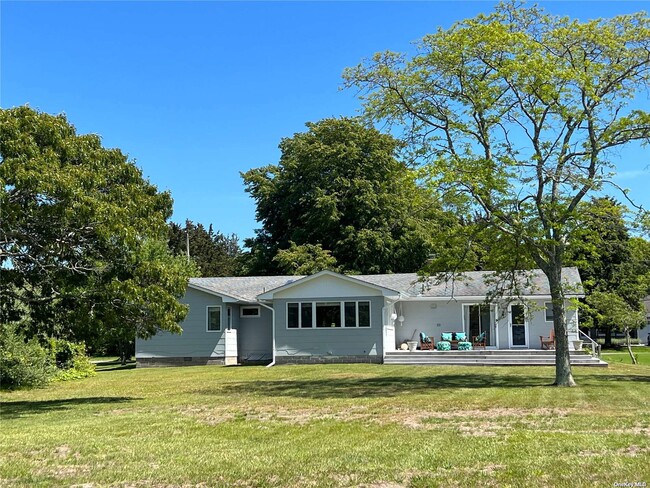 1175 Waterview Dr in Southold, NY - Foto de edificio - Building Photo