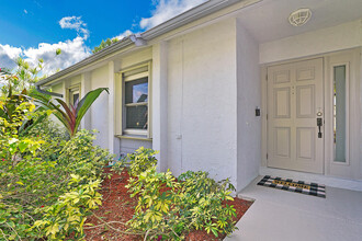 1740 Shower Tree Way in Wellington, FL - Foto de edificio - Building Photo