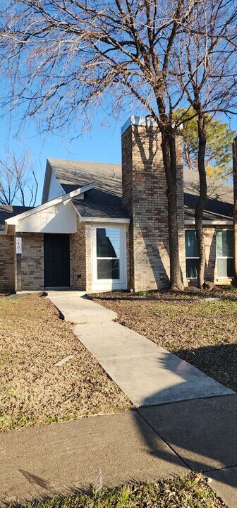 2401 Sherry St in Arlington, TX - Building Photo