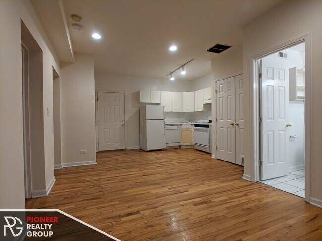 912 W Dakin St, Unit 917-304 in Chicago, IL - Building Photo - Building Photo