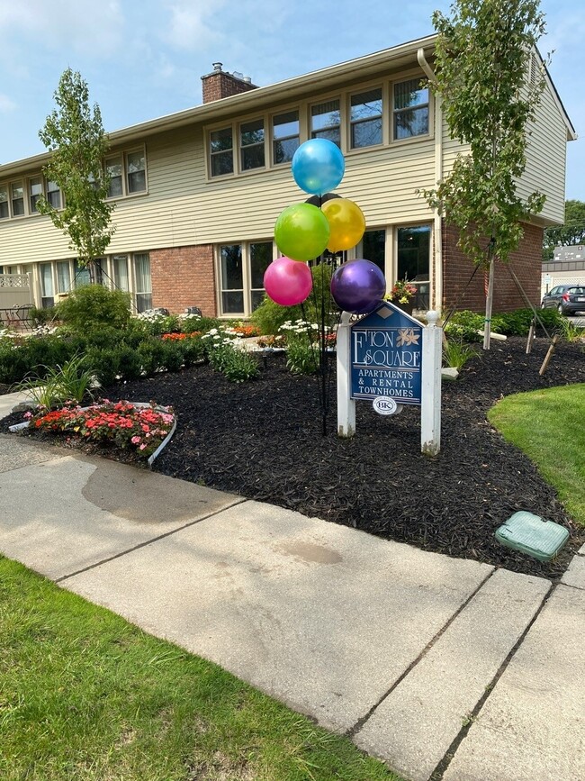 Eton Square Apartments & Townhomes in Birmingham, MI - Foto de edificio - Building Photo