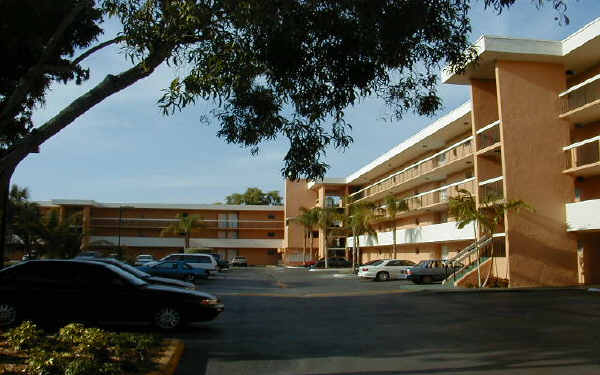 Kendale Gardens in Miami, FL - Foto de edificio