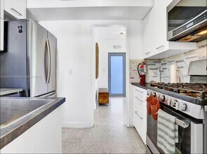 7537 W Treasure Dr in North Bay Village, FL - Foto de edificio - Building Photo