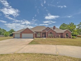 116 E Cedar Dr in Tuttle, OK - Building Photo