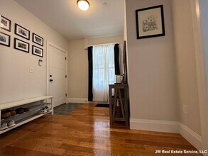849 Cummins Hwy, Unit 1 in Boston, MA - Foto de edificio - Building Photo